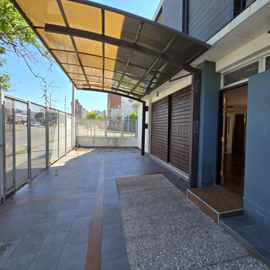 Casa ID.57 - Venta casa Buceo 2 dormitorios, 2 baños, cochera y fondo con parrillero.