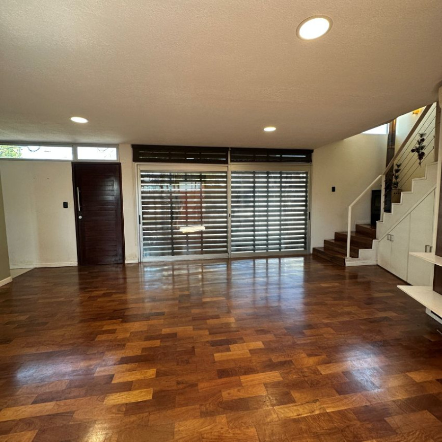 Casa ID.57 - Venta casa Buceo 2 dormitorios, 2 baños, cochera y fondo con parrillero.