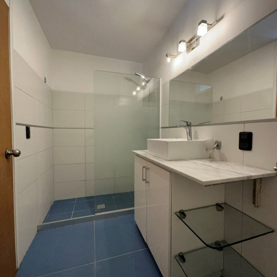 Casa ID.57 - Venta casa Buceo 2 dormitorios, 2 baños, cochera y fondo con parrillero.