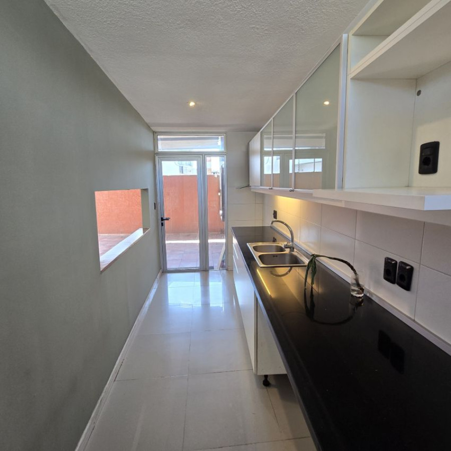 Casa ID.57 - Venta casa Buceo 2 dormitorios, 2 baños, cochera y fondo con parrillero.