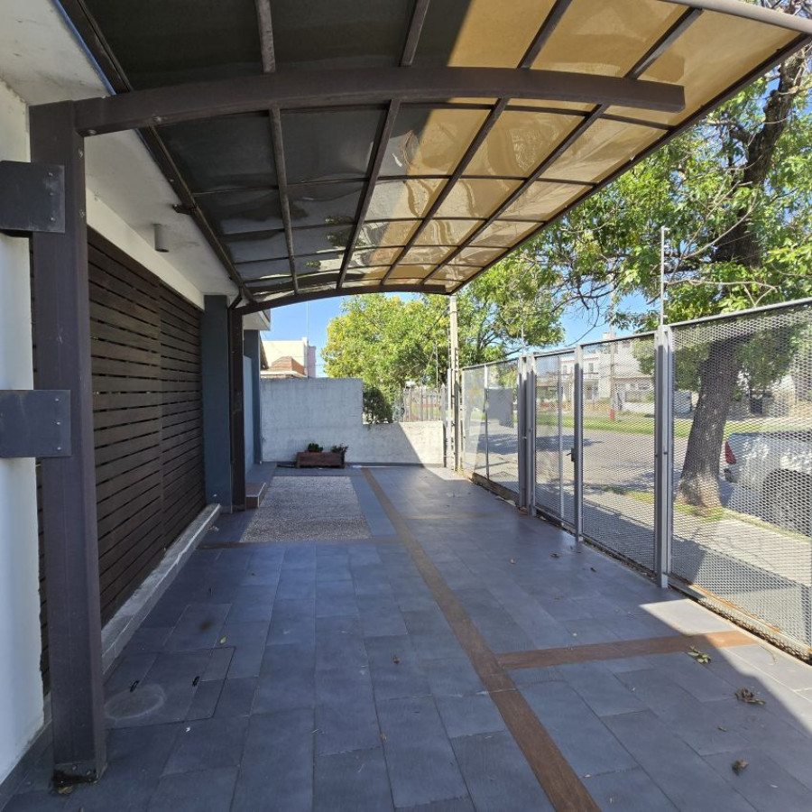 Casa ID.57 - Venta casa Buceo 2 dormitorios, 2 baños, cochera y fondo con parrillero.