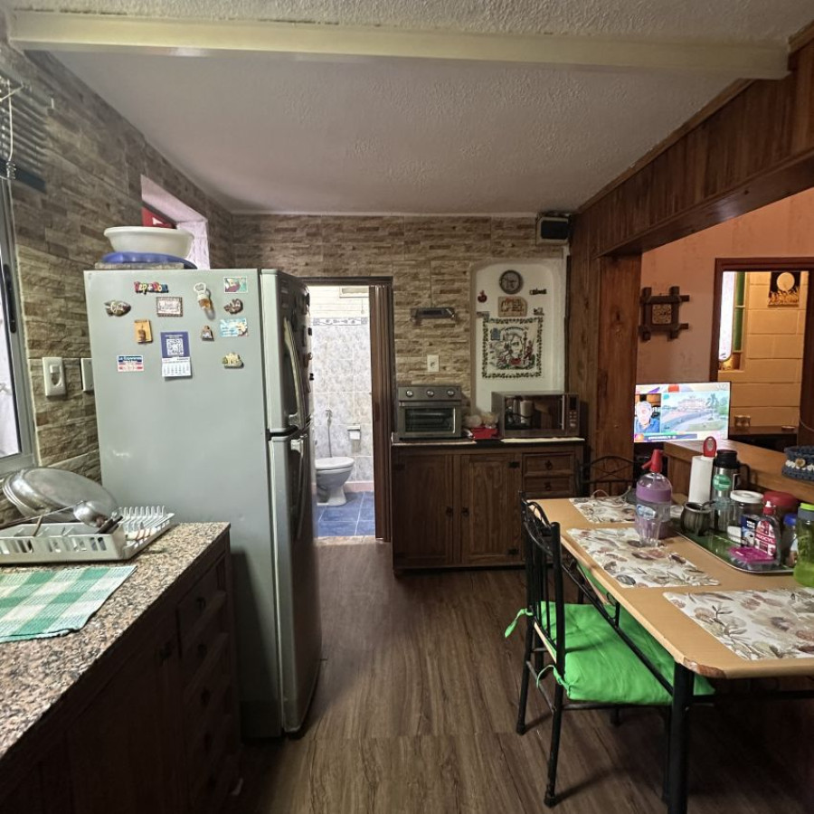 Casa ID.50 - Venta casa La Teja 4 dormitorios, 2 cocinas, 2 baños, patio.