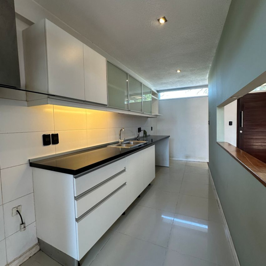 Casa ID.57 - Venta casa Buceo 2 dormitorios, 2 baños, cochera y fondo con parrillero.