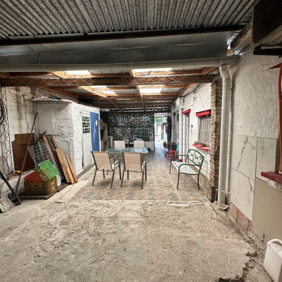 Casa ID.50 - Venta casa La Teja 4 dormitorios, 2 cocinas, 2 baños, patio.