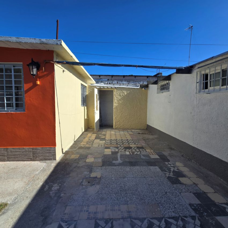 Casa ID.66 - Alquiler casa en Ituzaingó 2 dormitorios con fondo y cochera