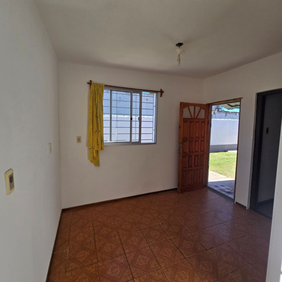 Casa ID.66 - Alquiler casa en Ituzaingó 2 dormitorios con fondo y cochera