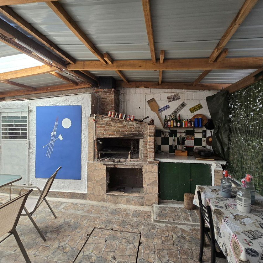 Casa ID.50 - Venta casa La Teja 4 dormitorios, 2 cocinas, 2 baños, patio.