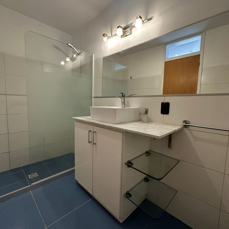 Casa ID.57 - Venta casa Buceo 2 dormitorios, 2 baños, cochera y fondo con parrillero.