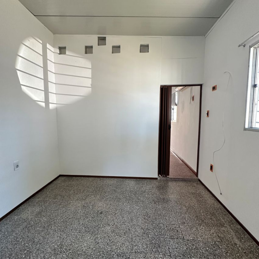 Casa ID.66 - Alquiler casa en Ituzaingó 2 dormitorios con fondo y cochera