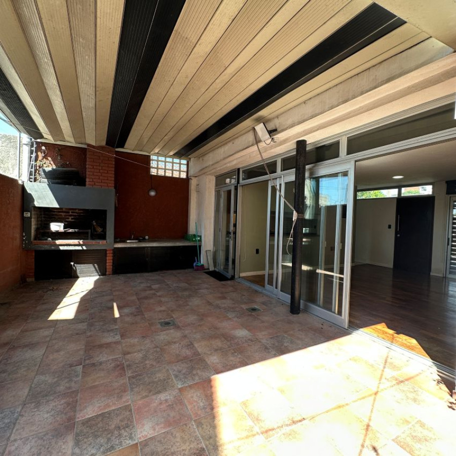 Casa ID.57 - Venta casa Buceo 2 dormitorios, 2 baños, cochera y fondo con parrillero.