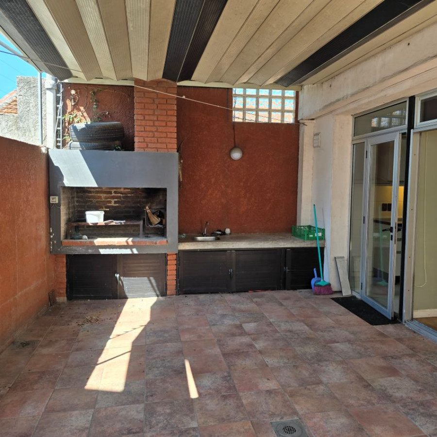 Casa ID.57 - Venta casa Buceo 2 dormitorios, 2 baños, cochera y fondo con parrillero.