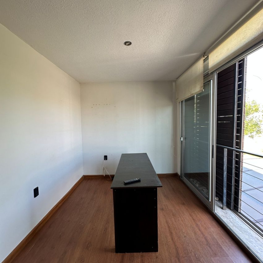 Casa ID.57 - Venta casa Buceo 2 dormitorios, 2 baños, cochera y fondo con parrillero.