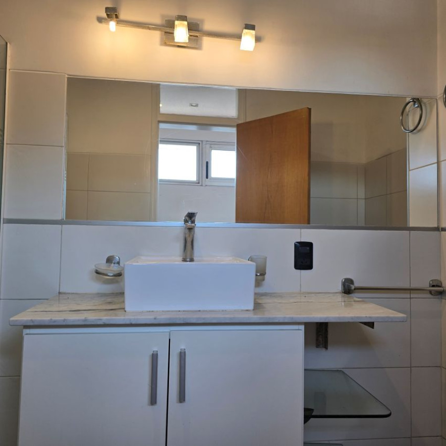 Casa ID.57 - Venta casa Buceo 2 dormitorios, 2 baños, cochera y fondo con parrillero.