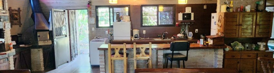Venta Casa Balneario Guazuvira 2 Dormitorios, Mas De 500 Mts De Terreno Y Barbacoa.