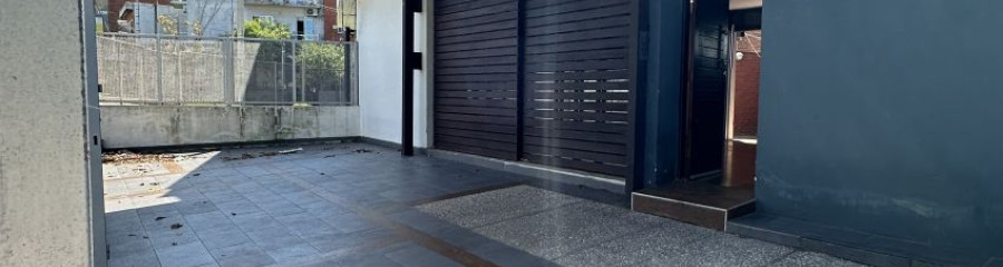 Venta casa Buceo 2 dormitorios, 2 baños, cochera y fondo con parrillero.