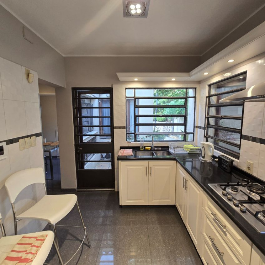 Casa ID.173 - Alquiler casa en Punta Carretas 3 a 4 dormitorios, 4 baños, garaje y barbacoa.