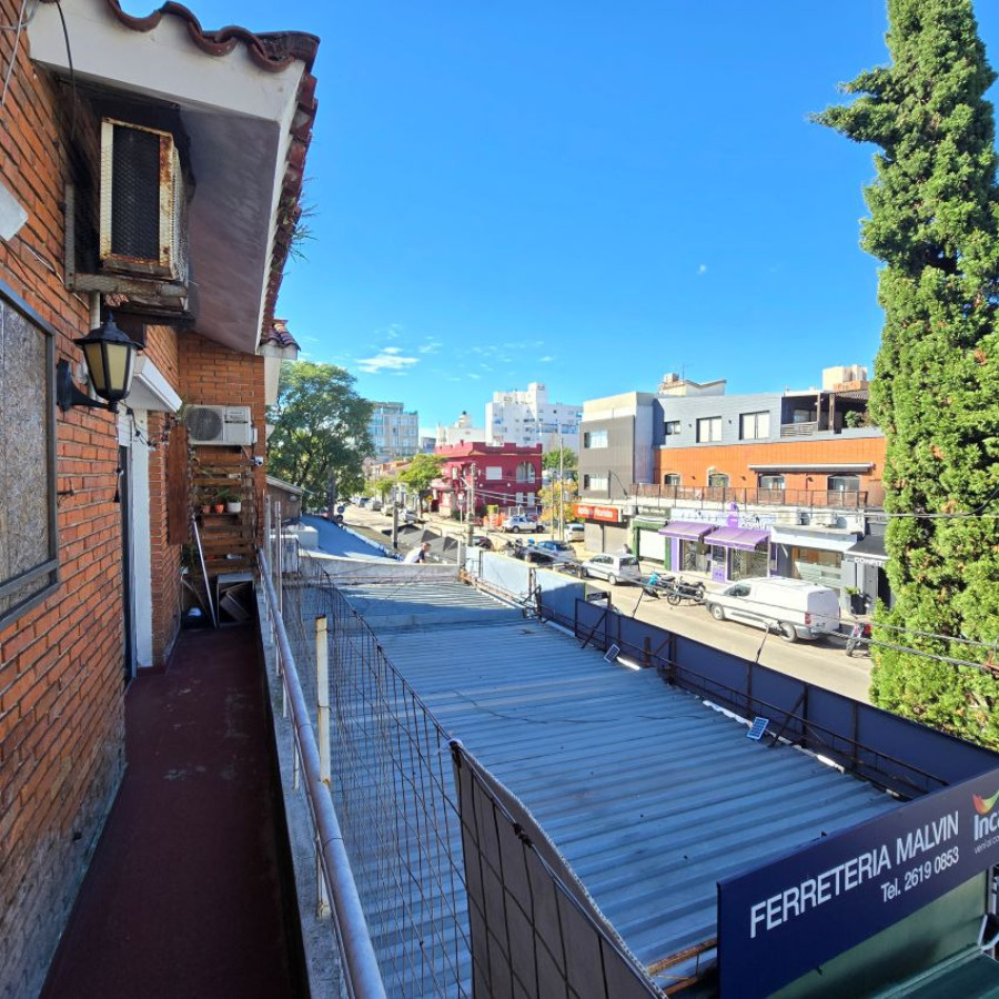 Casa ID.181 - Venta casa Malvin 2 dormitorios con barbacoa y garaje.