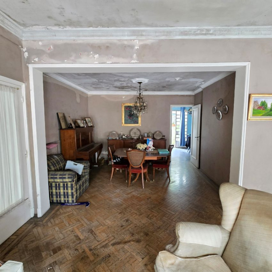 Casa ID.131 - Venta casa la blanqueada a reciclar 3 dormitorios, 4 baños, garaje para 3 autos y patio.