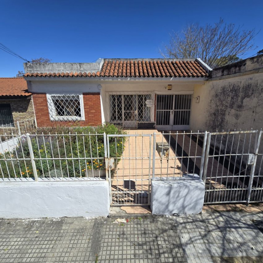 Casa ID.254 - Venta casa, 2 dormitorios,  garaje y fondo, Paso de las Duranas.