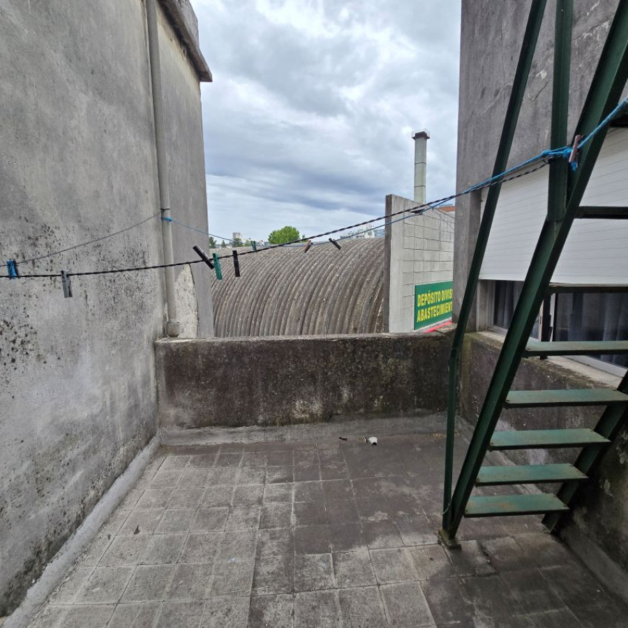 Casa ID.131 - Venta casa la blanqueada a reciclar 3 dormitorios, 4 baños, garaje para 3 autos y patio.