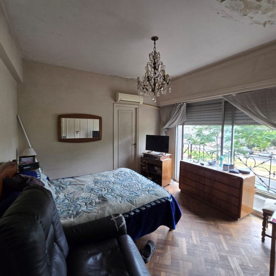 Casa ID.131 - Venta casa la blanqueada a reciclar 3 dormitorios, 4 baños, garaje para 3 autos y patio.