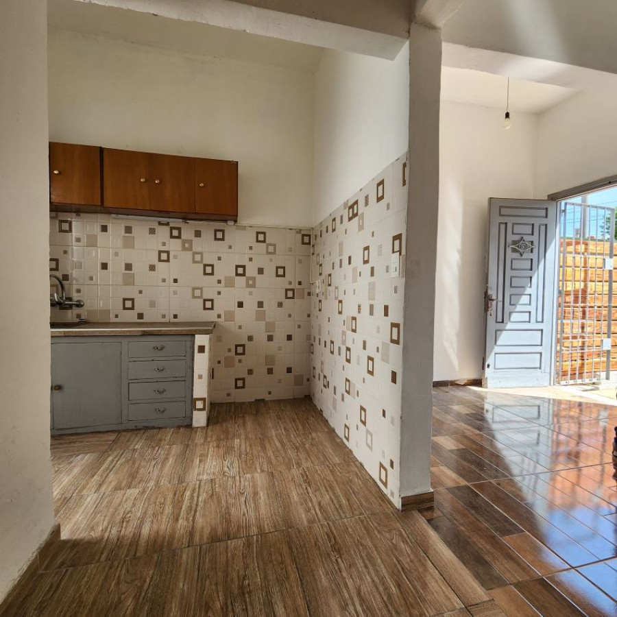 Casa ID.180 - Alquiler Casa con cochera y patio, 1 dormitorio Cerrito de la Victoria.