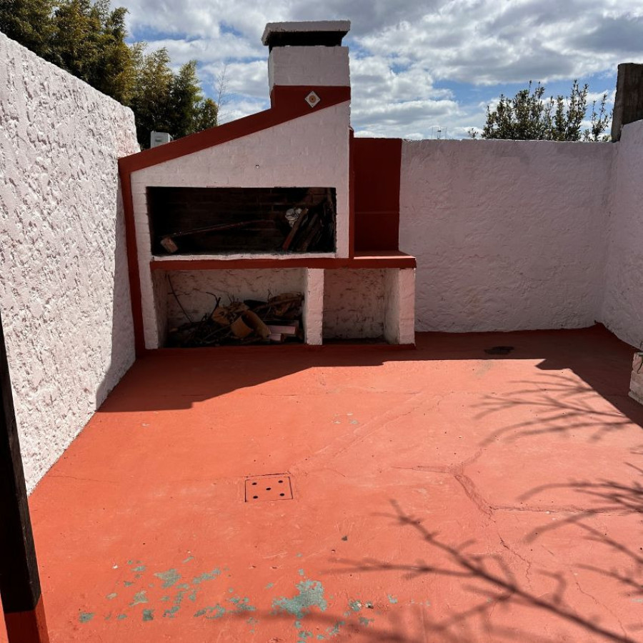 Casa ID.265 - Alquiler casa, 1 dormitorio, Pérez Castellanos, con garaje.