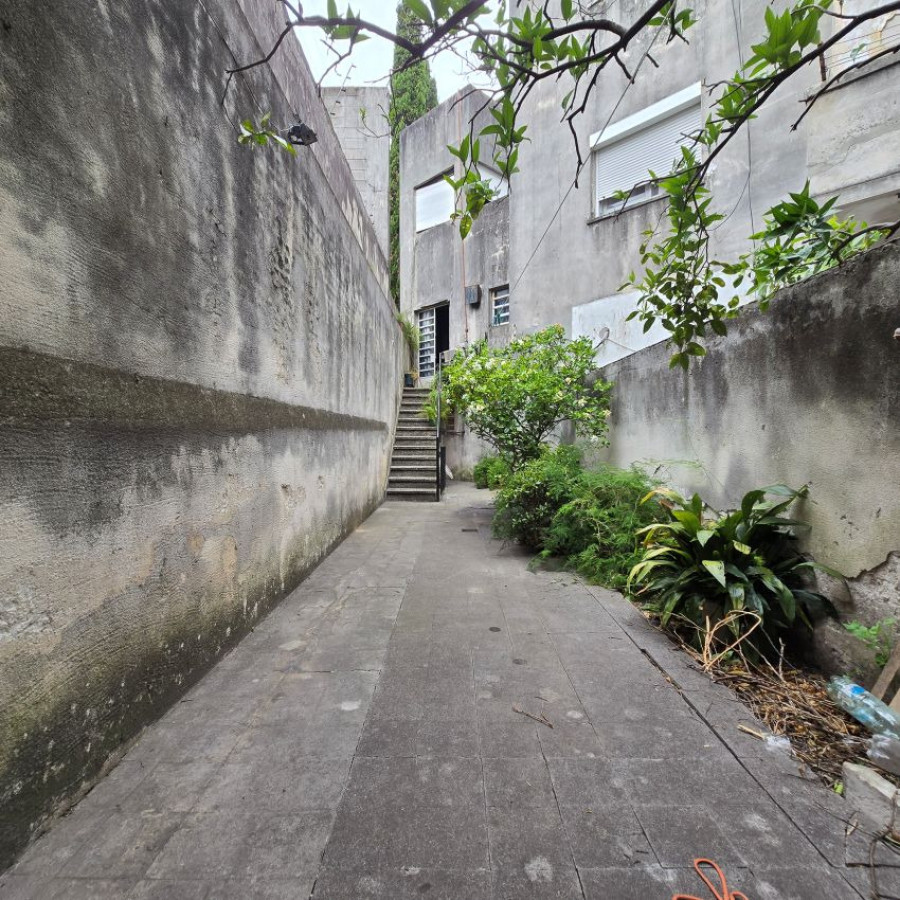 Casa ID.131 - Venta casa la blanqueada a reciclar 3 dormitorios, 4 baños, garaje para 3 autos y patio.