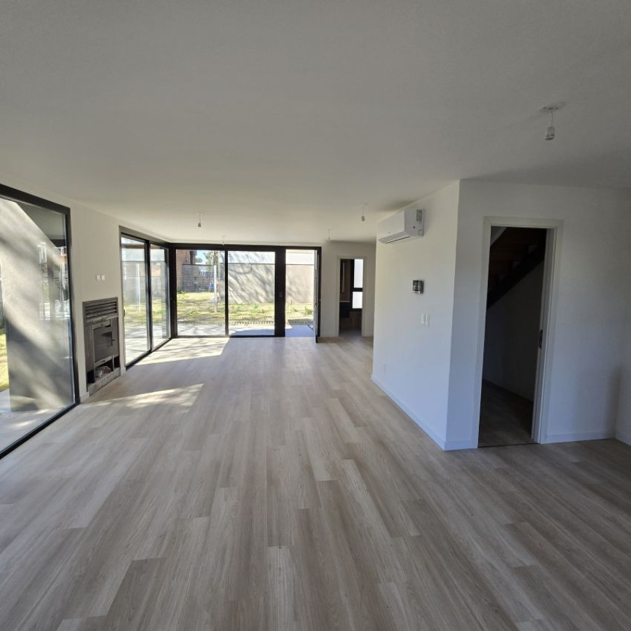 Casa ID.108 - Alquiler casa en Punta Gorda, 3 dormitorios, 2 baños, toilette, cochera y parrillero.