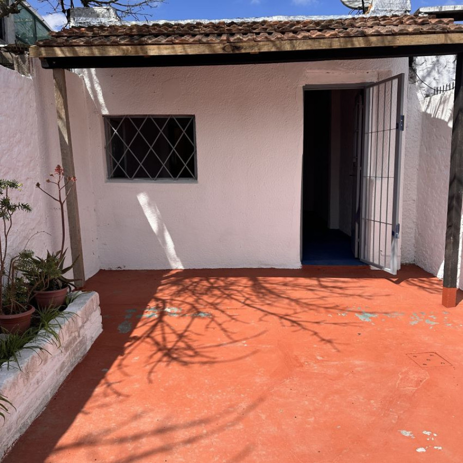 Casa ID.265 - Alquiler casa, 1 dormitorio, Pérez Castellanos, con garaje.