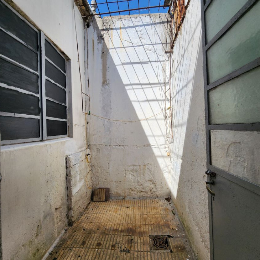 Casa ID.180 - Alquiler Casa con cochera y patio, 1 dormitorio Cerrito de la Victoria.