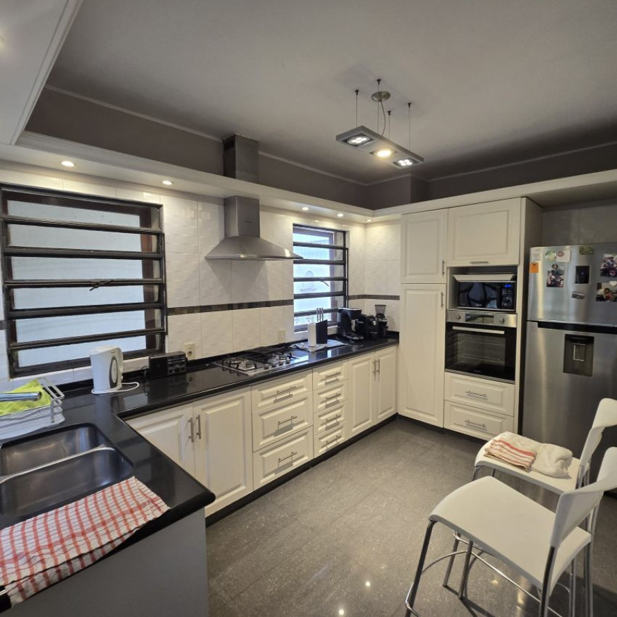 Casa ID.173 - Alquiler casa en Punta Carretas 3 a 4 dormitorios, 4 baños, garaje y barbacoa.