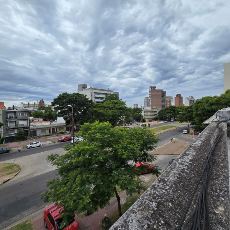Casa ID.131 - Venta casa la blanqueada a reciclar 3 dormitorios, 4 baños, garaje para 3 autos y patio.