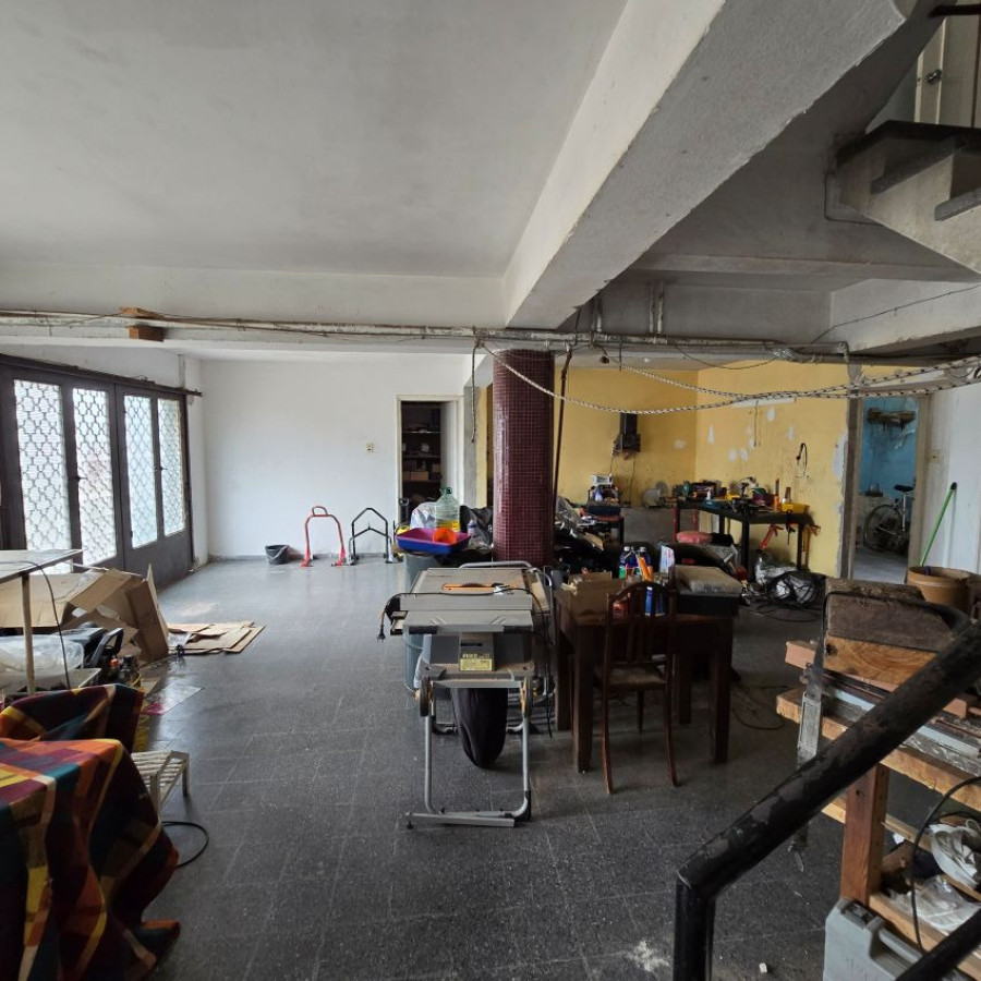 Casa ID.131 - Venta casa la blanqueada a reciclar 3 dormitorios, 4 baños, garaje para 3 autos y patio.