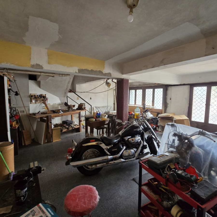 Casa ID.131 - Venta casa la blanqueada a reciclar 3 dormitorios, 4 baños, garaje para 3 autos y patio.