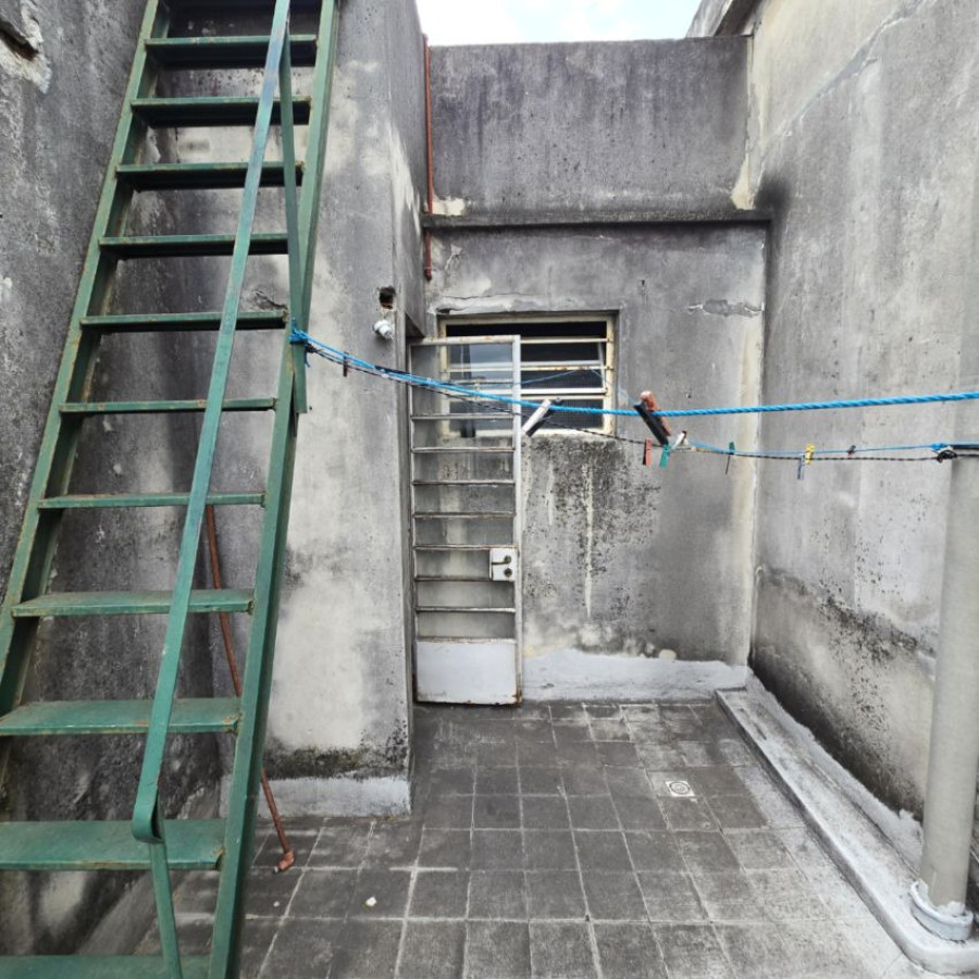 Casa ID.131 - Venta casa la blanqueada a reciclar 3 dormitorios, 4 baños, garaje para 3 autos y patio.