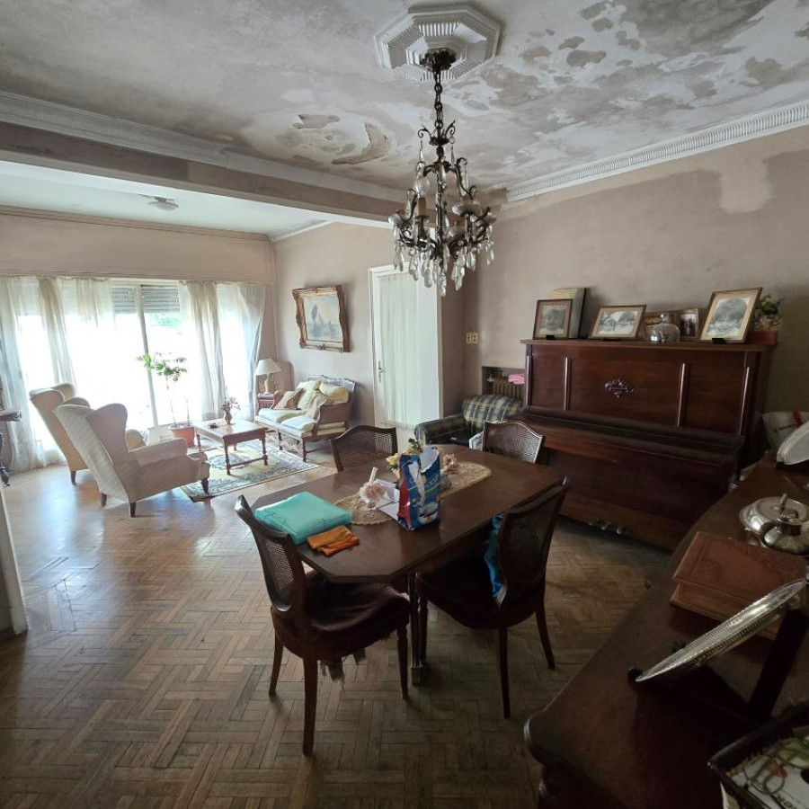 Casa ID.131 - Venta casa la blanqueada a reciclar 3 dormitorios, 4 baños, garaje para 3 autos y patio.