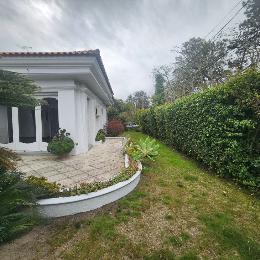 Casa ID.3 - Alquiler Casa En Carrasco 3 Dormitorios Y Servicios Completo.