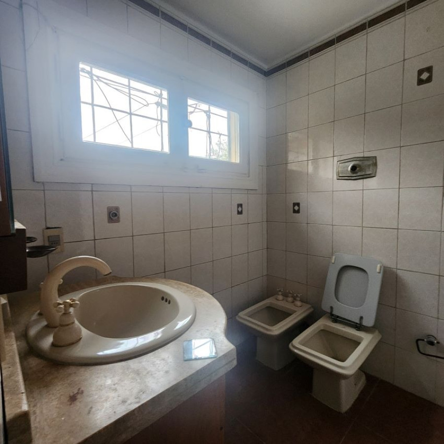 Casa ID.3 - Alquiler Casa En Carrasco 3 Dormitorios Y Servicios Completo.
