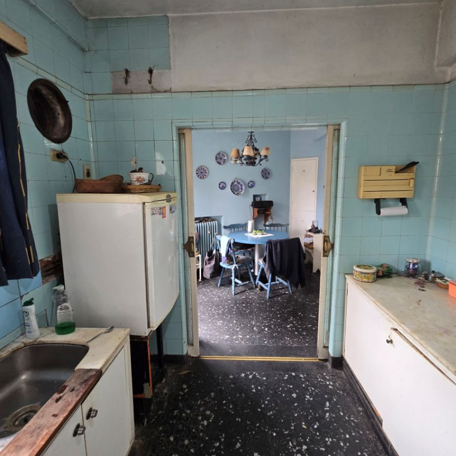 Casa ID.131 - Venta casa la blanqueada a reciclar 3 dormitorios, 4 baños, garaje para 3 autos y patio.