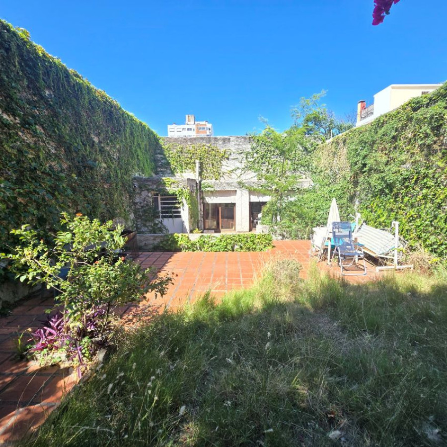 Casa ID.163 - Venta casa Parque Batlle a reciclar 3 dormitorios, 3 baños, fondo, garaje.