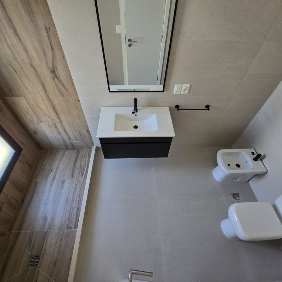 Casa ID.108 - Alquiler casa en Punta Gorda, 3 dormitorios, 2 baños, toilette, cochera y parrillero.