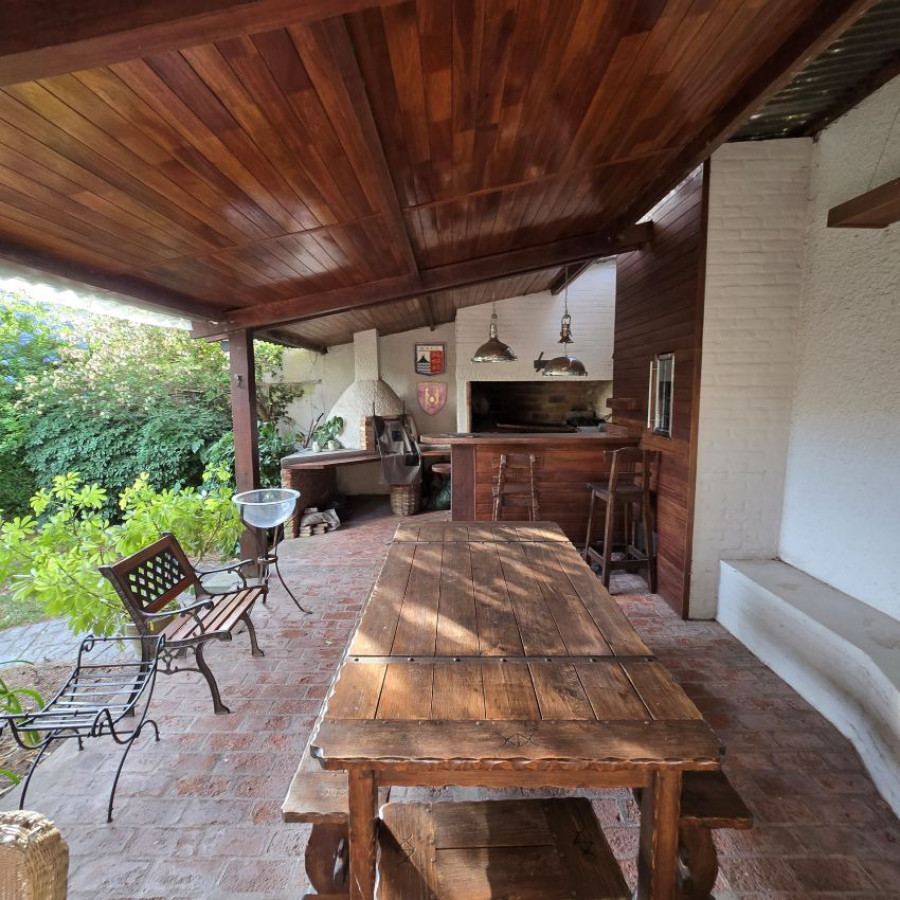 Casa ID.173 - Alquiler casa en Punta Carretas 3 a 4 dormitorios, 4 baños, garaje y barbacoa.