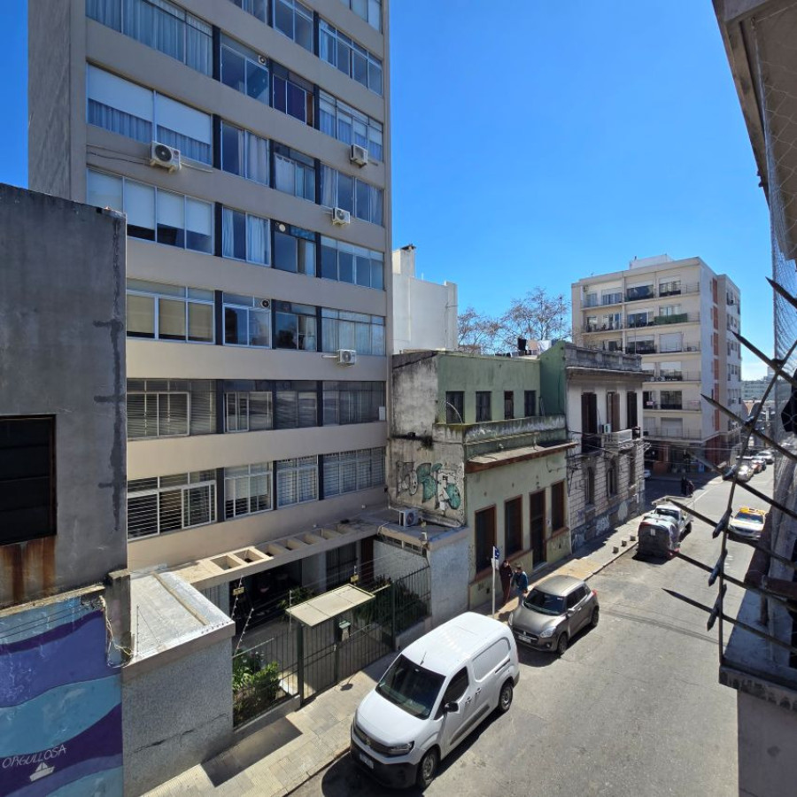 Casa ID.260 - Alquiler casa planta alta 5 dormitorios o más, 2 baños, azotea de uso exclusivo, Centro.