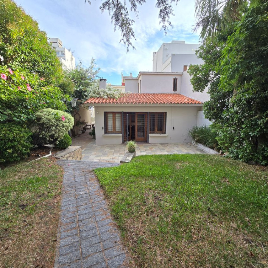 Casa ID.173 - Alquiler casa en Punta Carretas 3 a 4 dormitorios, 4 baños, garaje y barbacoa.