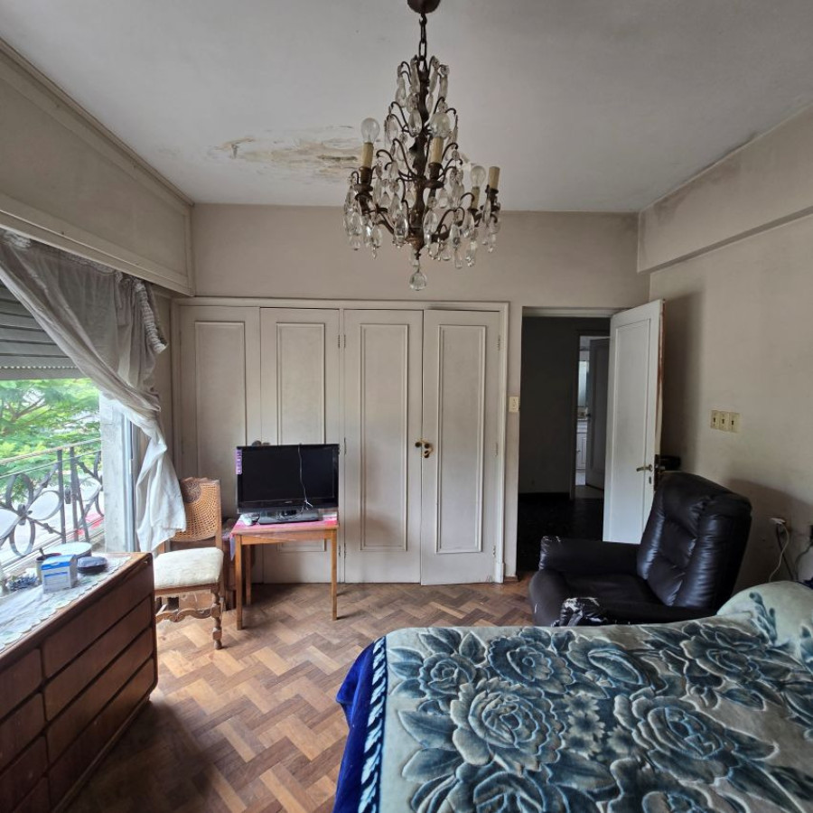 Casa ID.131 - Venta casa la blanqueada a reciclar 3 dormitorios, 4 baños, garaje para 3 autos y patio.