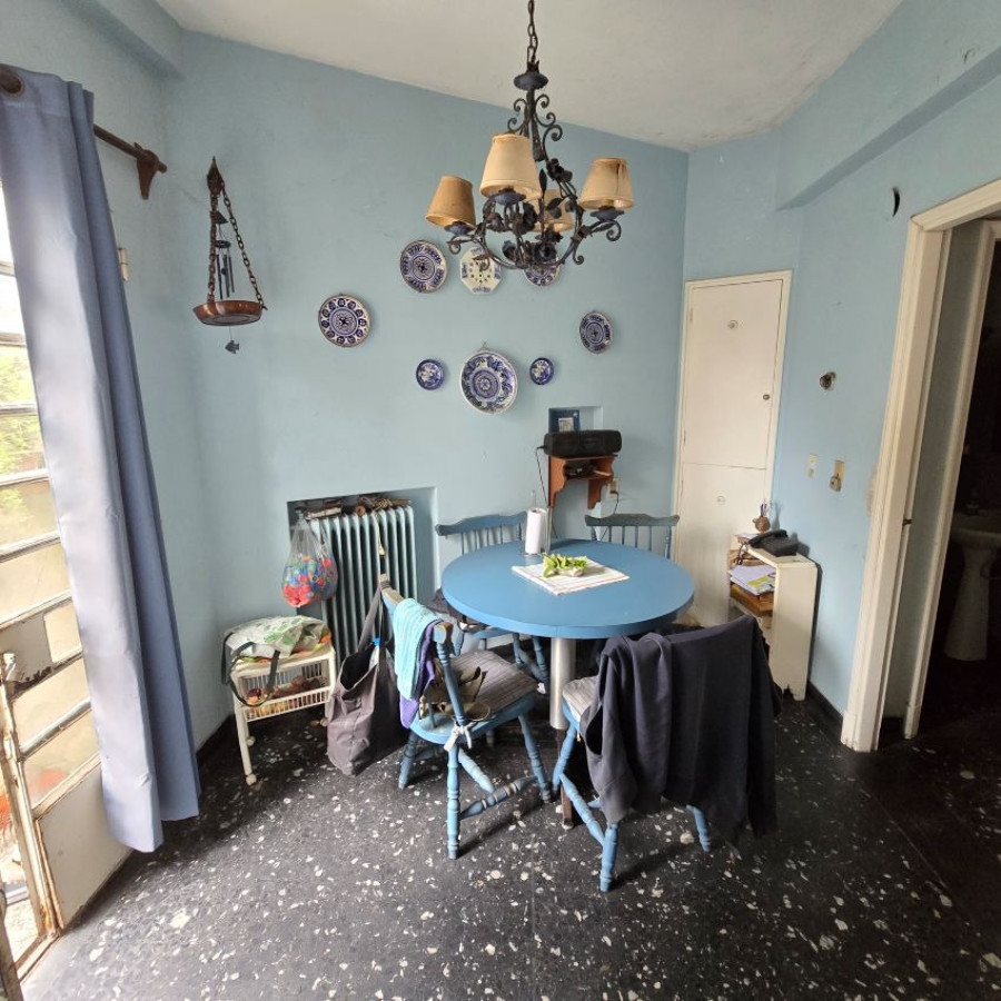 Casa ID.131 - Venta casa la blanqueada a reciclar 3 dormitorios, 4 baños, garaje para 3 autos y patio.