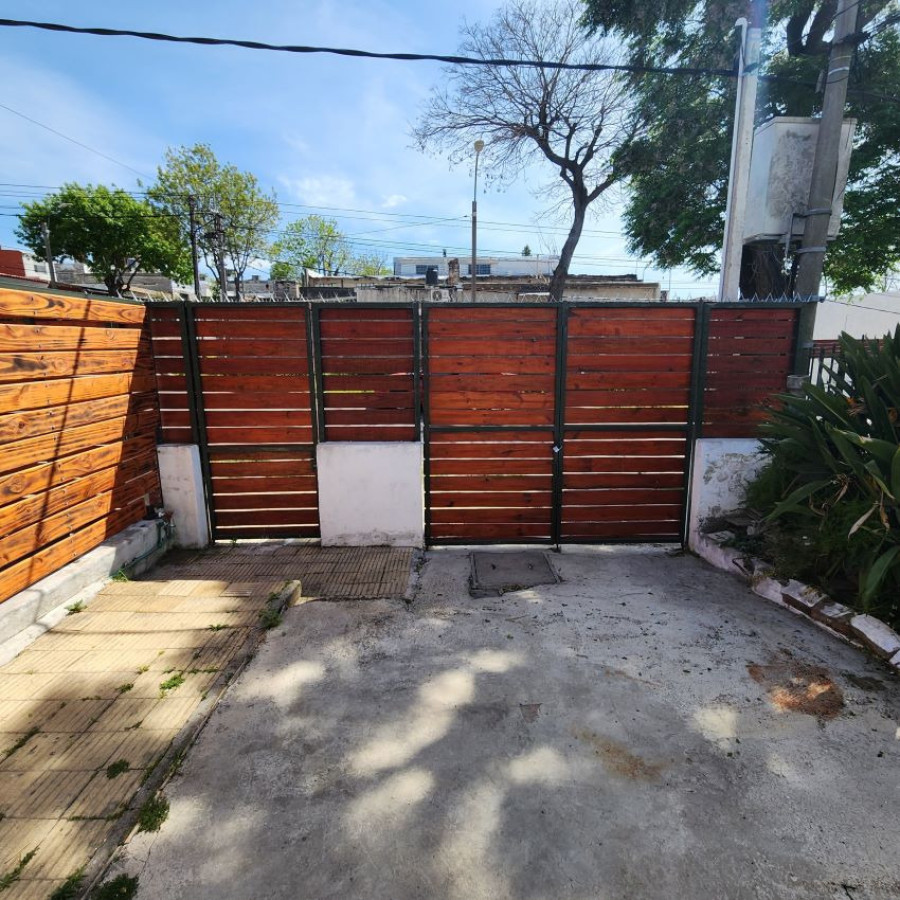 Casa ID.180 - Alquiler Casa con cochera y patio, 1 dormitorio Cerrito de la Victoria.