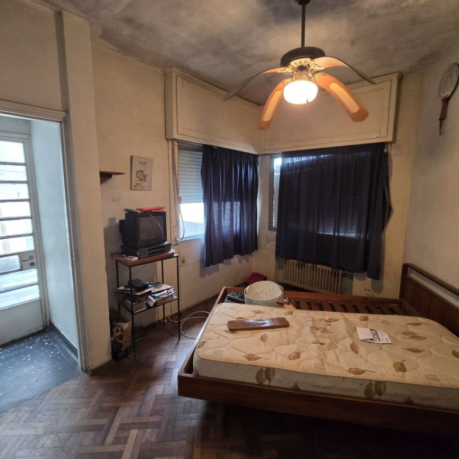 Casa ID.131 - Venta casa la blanqueada a reciclar 3 dormitorios, 4 baños, garaje para 3 autos y patio.