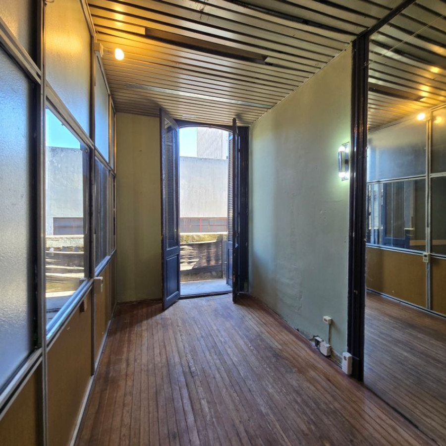 Casa ID.260 - Alquiler casa planta alta 5 dormitorios o más, 2 baños, azotea de uso exclusivo, Centro.